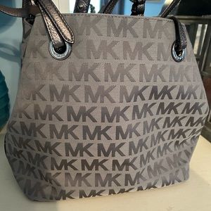 Beautiful Michael KORS bag never used